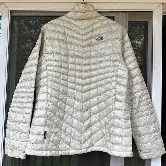 The North Face Women's Light Gray Puffer Jacket - Picture 2 of 10